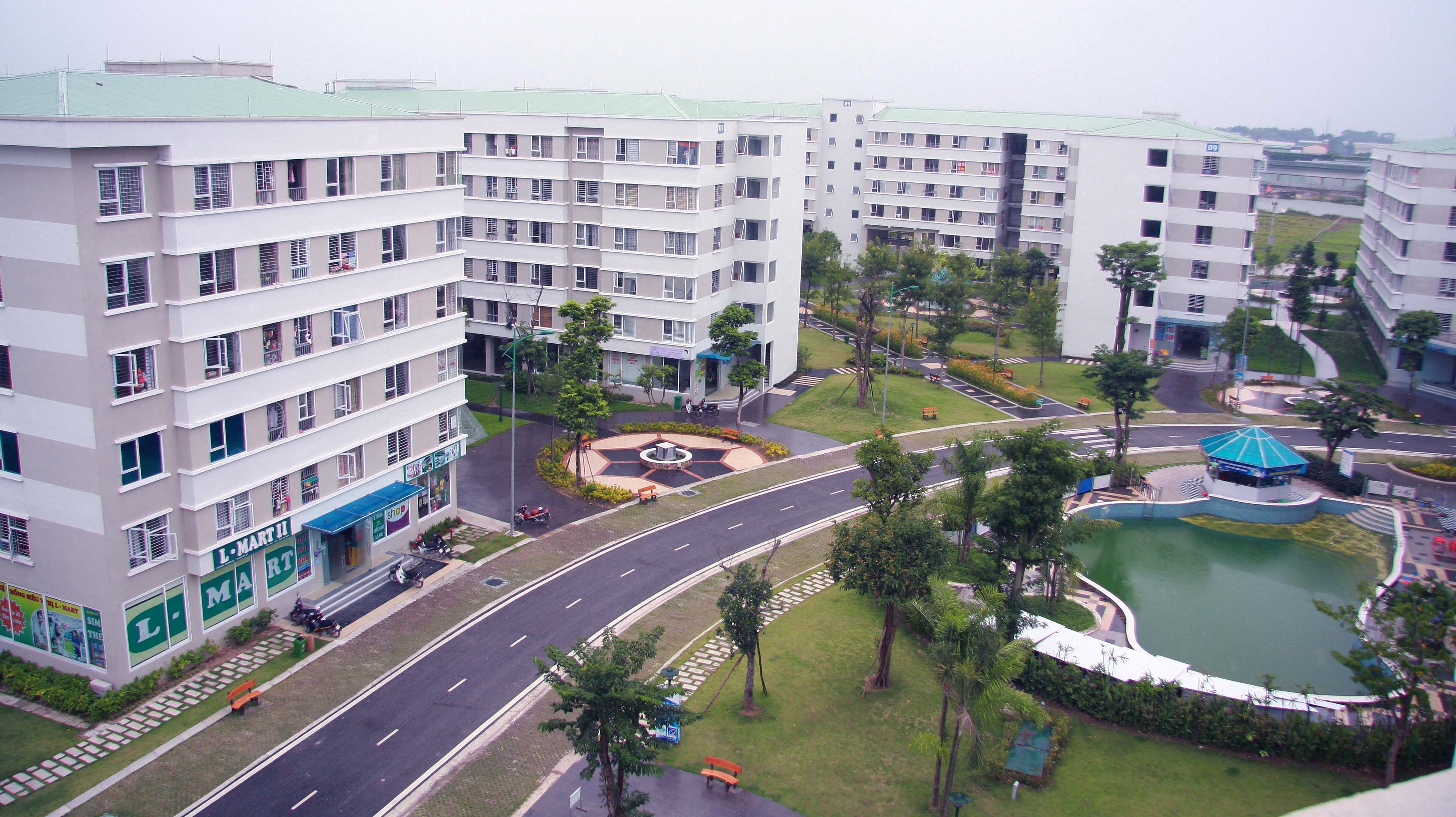 
Có thể thấy, câu chuyện về nhà ở xã hội không mới tuy nhiên vẫn mãi luẩn quẩn với công nhân xa quê và cả công chức, người làm công ăn lương bởi gì giá hàng tỷ đồng mỗi căn hộ, những người có mức thu nhập thấp sẽ khó chạm đến
