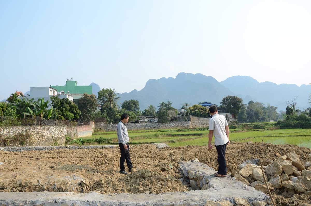 
Trước hết phải tự giải quyết vấn đề với người hàng xóm này và yêu cầu họ trả lại phần diện tích đã lấn chiếm
