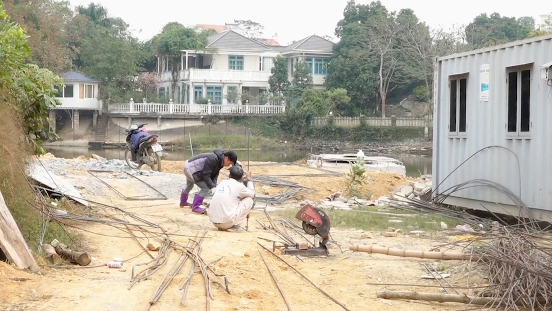
Sau đó có thể gửi đơn lên Ủy ban nhân dân cấp xã nơi có đất tranh chấp để hòa giải
