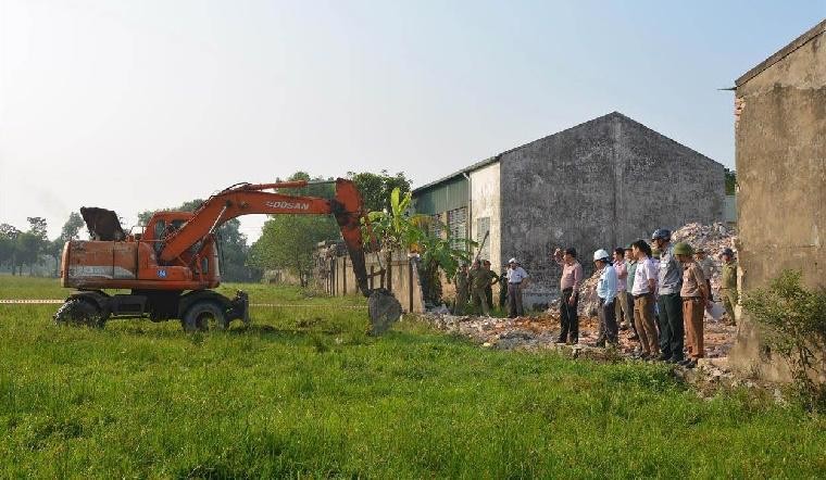
Trường hợp tranh chấp giữa hộ gia đình, cá nhân, cộng đồng dân cư với nhau thì Chủ tịch Ủy ban nhân dân cấp huyện giải quyết
