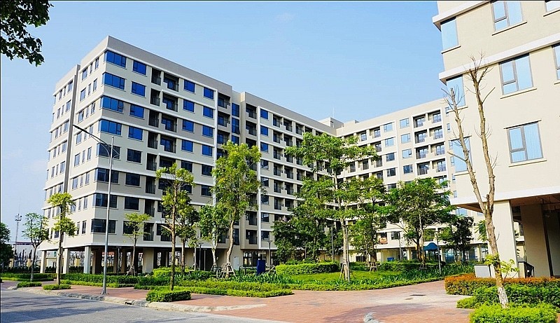 
ình thức giao đất thực hiện dự án đầu tư xây dựng nhà ở xã hội, chủ đầu tư dự án nhà ở xã hội để được miễn tiền sử dụng đất vẫn phải xác định tiền sử dụng đất rồi mới thực hiện thủ tục miễn, làm phát sinh thủ tục hành chính, theo báo cáo của các doanh nghiệp thì để thực hiện thủ tục này mất thời gian 01-02 năm. Ảnh Báo Chính phủ
