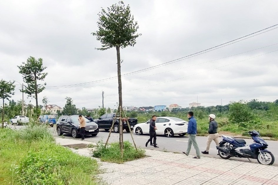 
Có thể thấy, người mua đất dự án ma bị thao túng với những lời tư vấn mùi mẫn cùng các bài chim mồi, đánh vào tâm lý khách hàng
