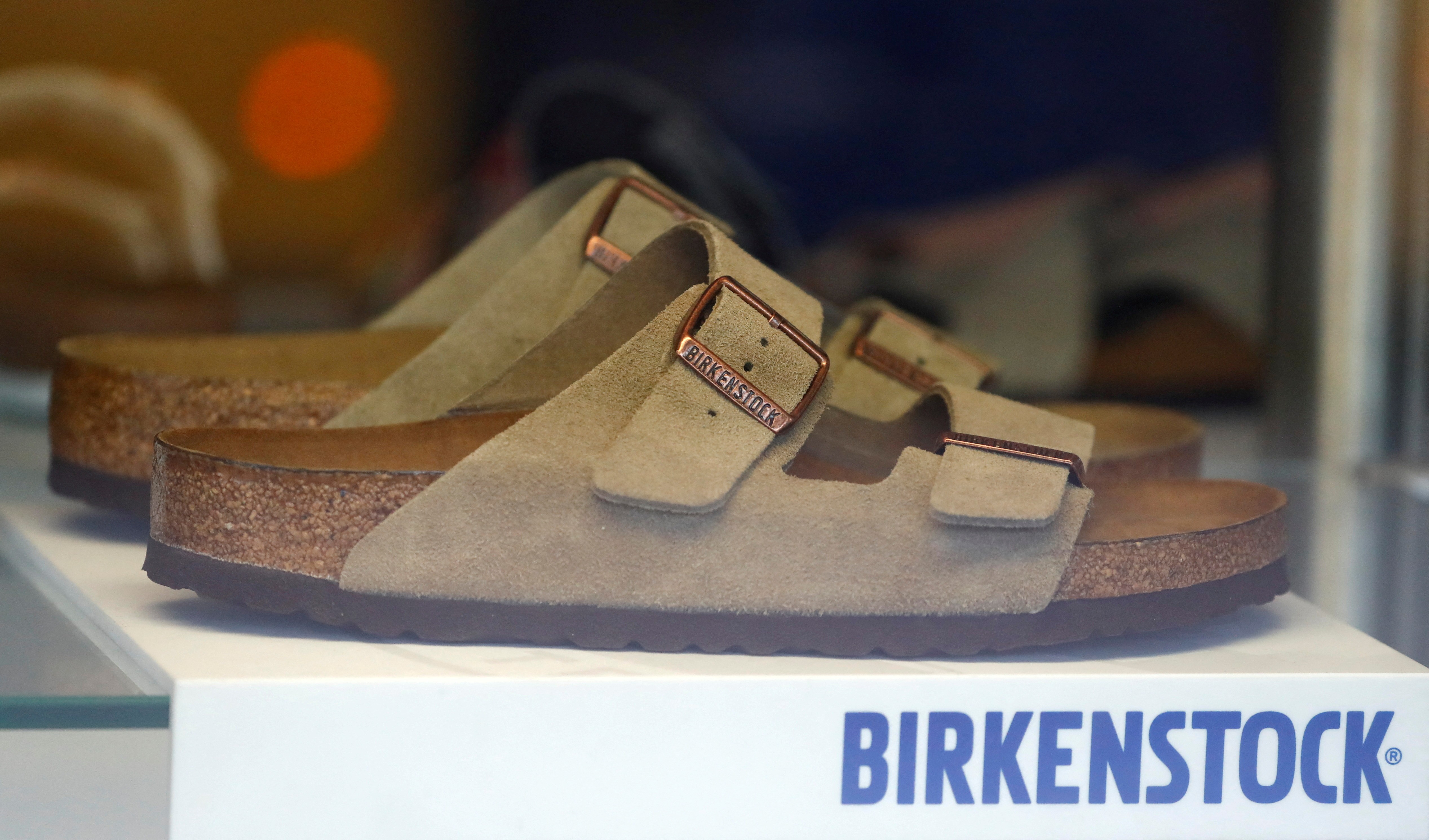 
CNBC thông tin, Birkenstock là thương hiệu giày dép cao cấp của Đức đang tìm kiếm mức định giá lên đến 9,2 tỷ USD trong đợt phát hành cổ phiếu lần đầu ra công chúng (IPO) ở New York. Nguồn ảnh: Sưu tầm
