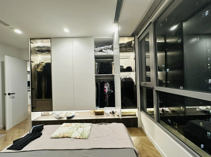 
Phòng ngủ master của bố mẹ mang gam màu trắng - đen sang trọng
