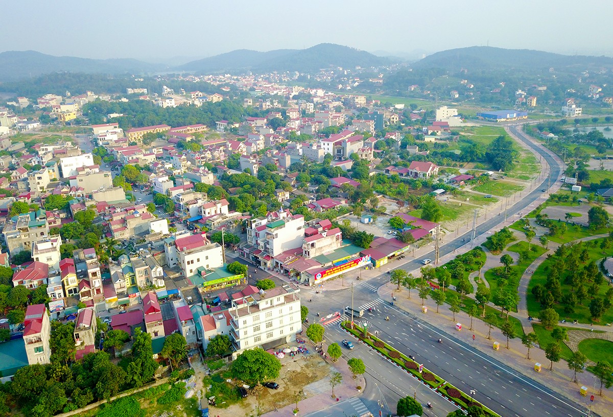 
Thành phố Chí Linh hiện là điểm kết nối quan trọng trong tam giác kinh tế Hà Nội - Hải Phòng - Quảng Ninh, giao thông qua địa bàn đều rất thuận tiện cho giao thương với hệ thống quốc lộ, đường sắt, đường sông đa dạng.
