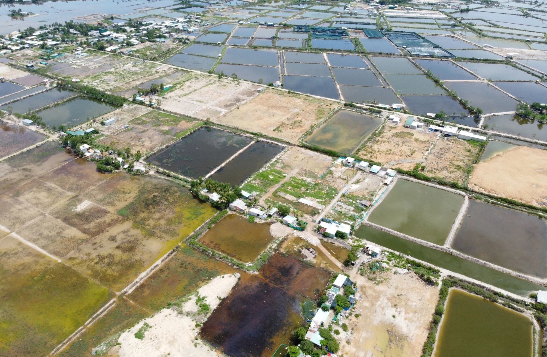 
Nhiều dự án chậm tiến độ vì việc đền bù giải phòng mặt bằng không thể thống nhất.
