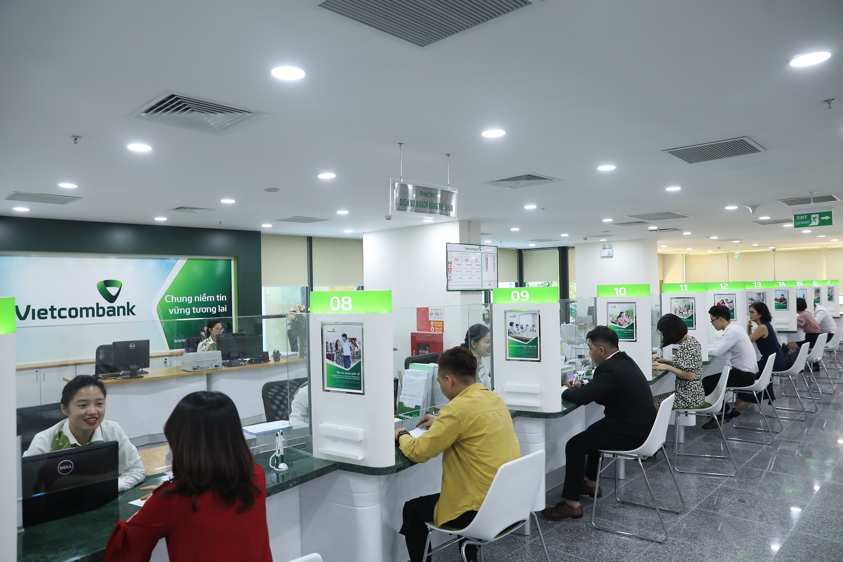 
Ngân hàng Vietcombank giảm đồng loạt lãi vay tới 1%
