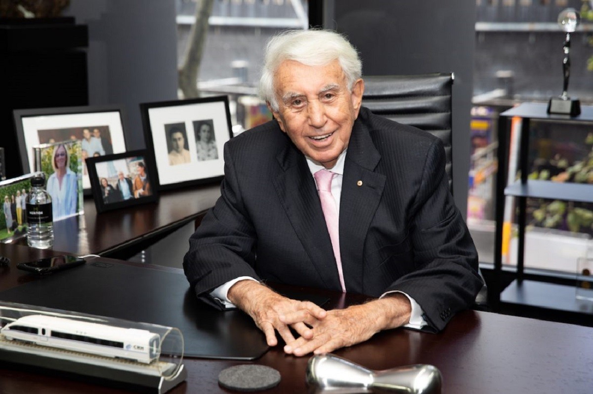 
Harry Triguboff sinh ra tại Trung Quốc có cha mẹ là người Nga và chuyển đến Australia sống khi còn trẻ
