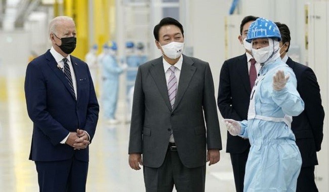 
Tổng thống Joe Biden và Tổng thống Hàn Quốc Yoon Suk Yeol thăm nhà máy Samsung Electronics Pyeongtaek, ngày 20/5/2022, tại Pyeongtaek, Hàn Quốc
