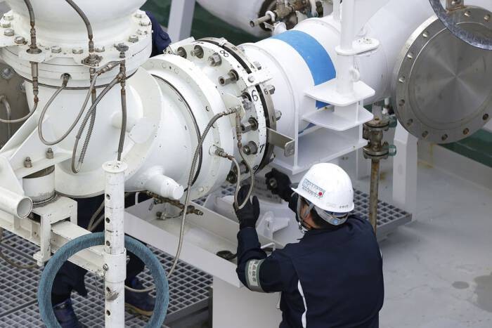 
Nhân viên kiểm tra đường ống dẫn khí LNG của Jera tại tỉnh Chiba, Nhật Bản
