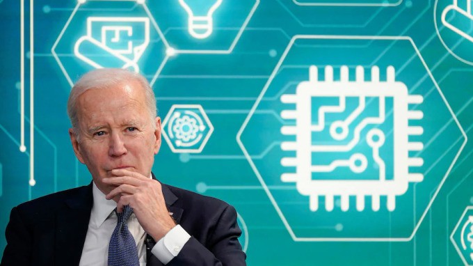 
Tổng thống Joe Biden đã thông qua luật thúc đẩy sản xuất bán dẫn
