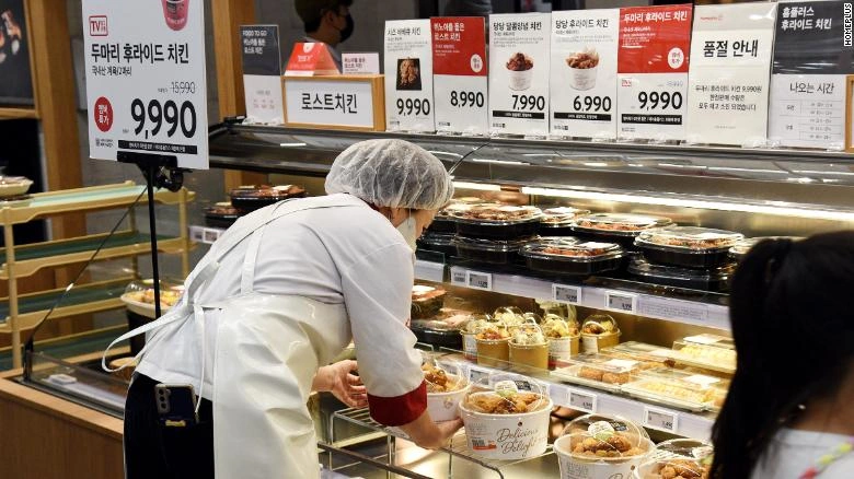 
Lạm phát tại Hàn Quốc khiến món gà rán quen thuộc cũng trở thành món xa xỉ
