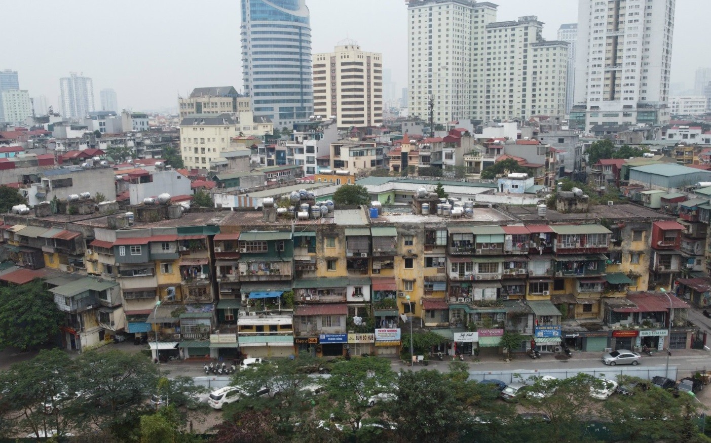 
Nhiều người lựa chọn các căn chung cư, nhà tập thể cũ vì gần trung tâm.&nbsp;
