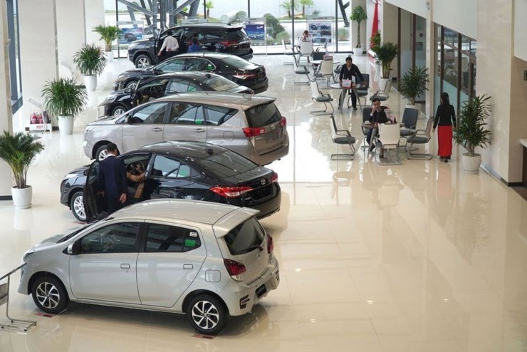 
Nhiều mẫu ô tô giảm giá, trong khi số khác tăng giá mạnh và còn tình trạng bán "kèm lạc"
