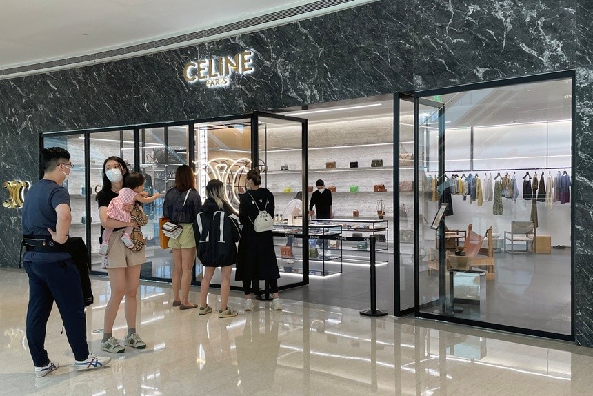 Người tiêu dùng gen Z đang bắt đầu mua đồ hiệu ở tuổi 15