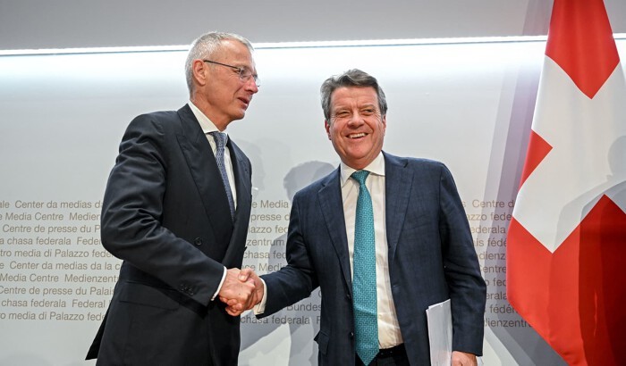 
Chủ tịch UBS Colm Kelleher (phải) bắt tay Chủ tịch Credit Suisse Axel Lehmann tại cuộc họp báo 19/3
