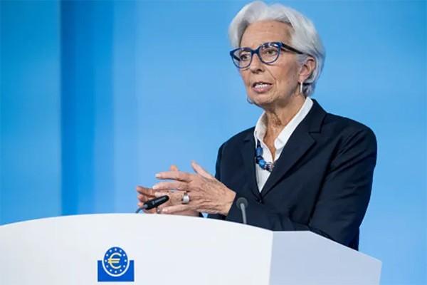 
Chủ tịch ECB bà Christine Lagarde phải đối mặt với một hành động cân bằng khó khăn, với lạm phát đang ở mức cao kỷ lục trong khi cuộc chiến ở Ukraine phủ bóng đen lên triển vọng tăng trưởng.
