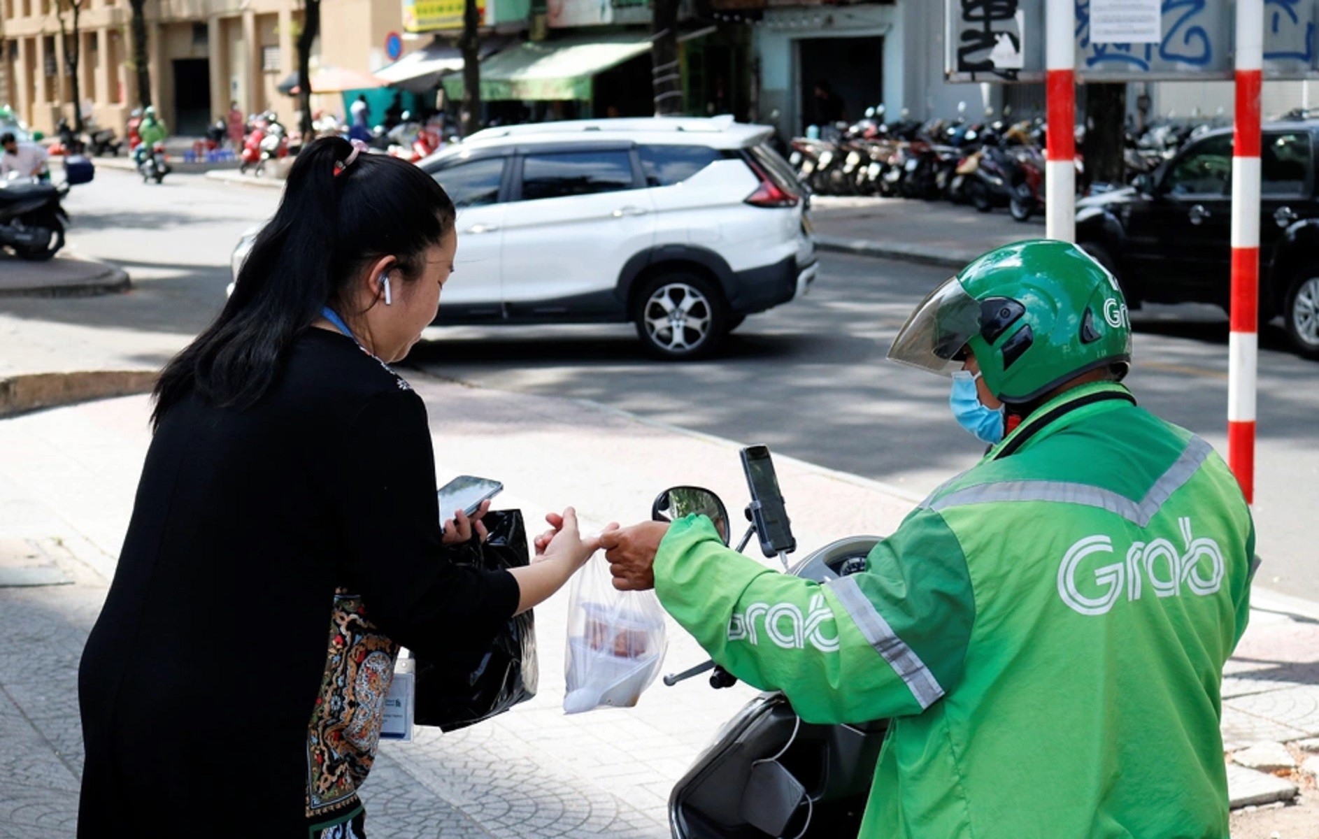 

Đối với những lái xe thiết lập sẵn chế độ ghép đơn tự động thì họ chỉ có hai sự lựa chọn hoặc là đi hoặc là hủy, tuy nhiên, dù bất kỳ ở trường hợp nào thì cả tài xế lẫn khách hàng đều là những người chịu thiệt thòi về cả thời gian và công sức
