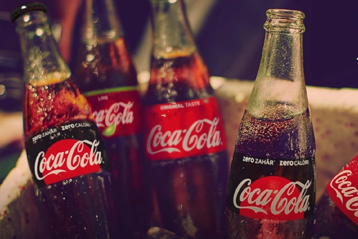 
Coca-Cola (hay còn gọi là Coca, Coke) là một loại nước ngọt có ga chứa carbon dioxide bão hòa được sản xuất bởi Công ty Coca-Cola
