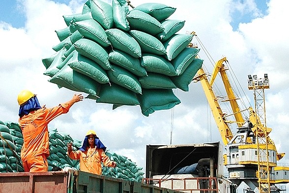 
Số liệu từ Tổng cục Hải Quan cho thấy, Việt Nam đã xuất khẩu hơn 4 triệu tấn gạo trong 7 tháng đầu năm 2022 với giá trị thu về là gần 2 tỷ USD, so với cùng kỳ năm ngoái tăng 17,3% (tương đương 602.099 tấn) về lượng và tăng 6% (tương đương 113 triệu USD) về trị giá
