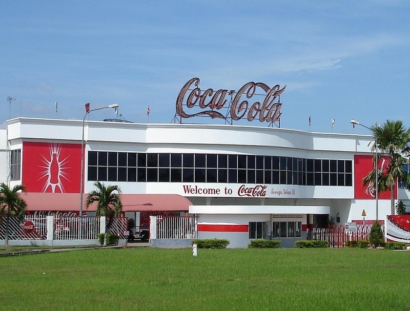 

Coca - Cola là một trong những thương hiệu nước ngoài lập nhà máy ở Việt Nam khá sớm từ năm 1994,&nbsp;nằm trong TOP 3 doanh nghiệp FDI thống lĩnh thị trường đồ uống nhưng Coca - Cola Việt Nam vẫn ghi nhận lãi thấp so với Suntory Pepsico và Tân Hiệp Phát và trong nhiều năm qua, Coca - Cola Việt Nam chưa từng chạm ngưỡng nghìn tỷ đồng như hai đối thủ
