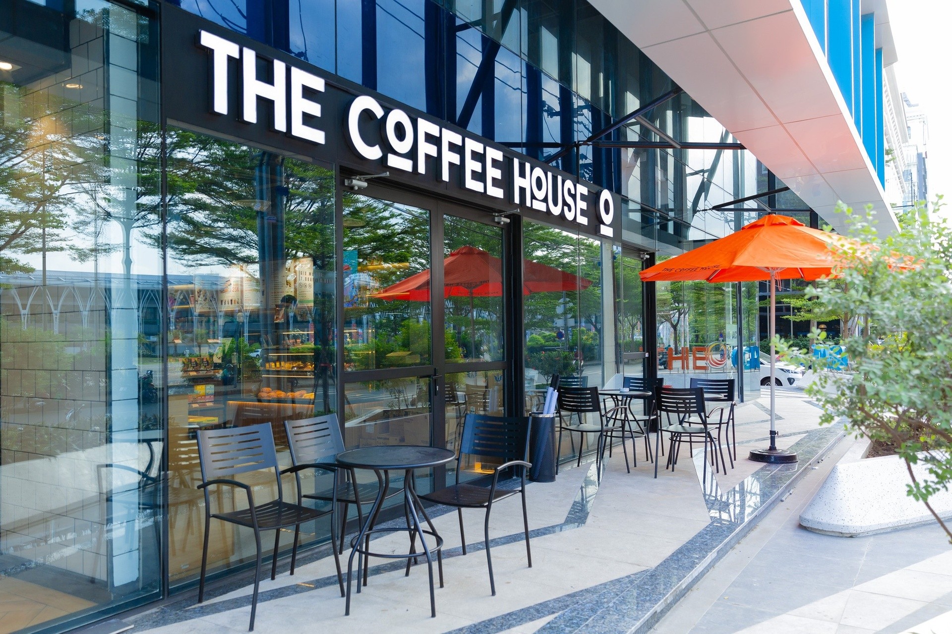 
Vào cuối tháng 10/2021, sau khi tiến hành đóng cửa hàng loạt quán lớn, kể cả cửa hàng signature thì The Coffee House cũng đã cho ra mắt kiosk đầu tiên
