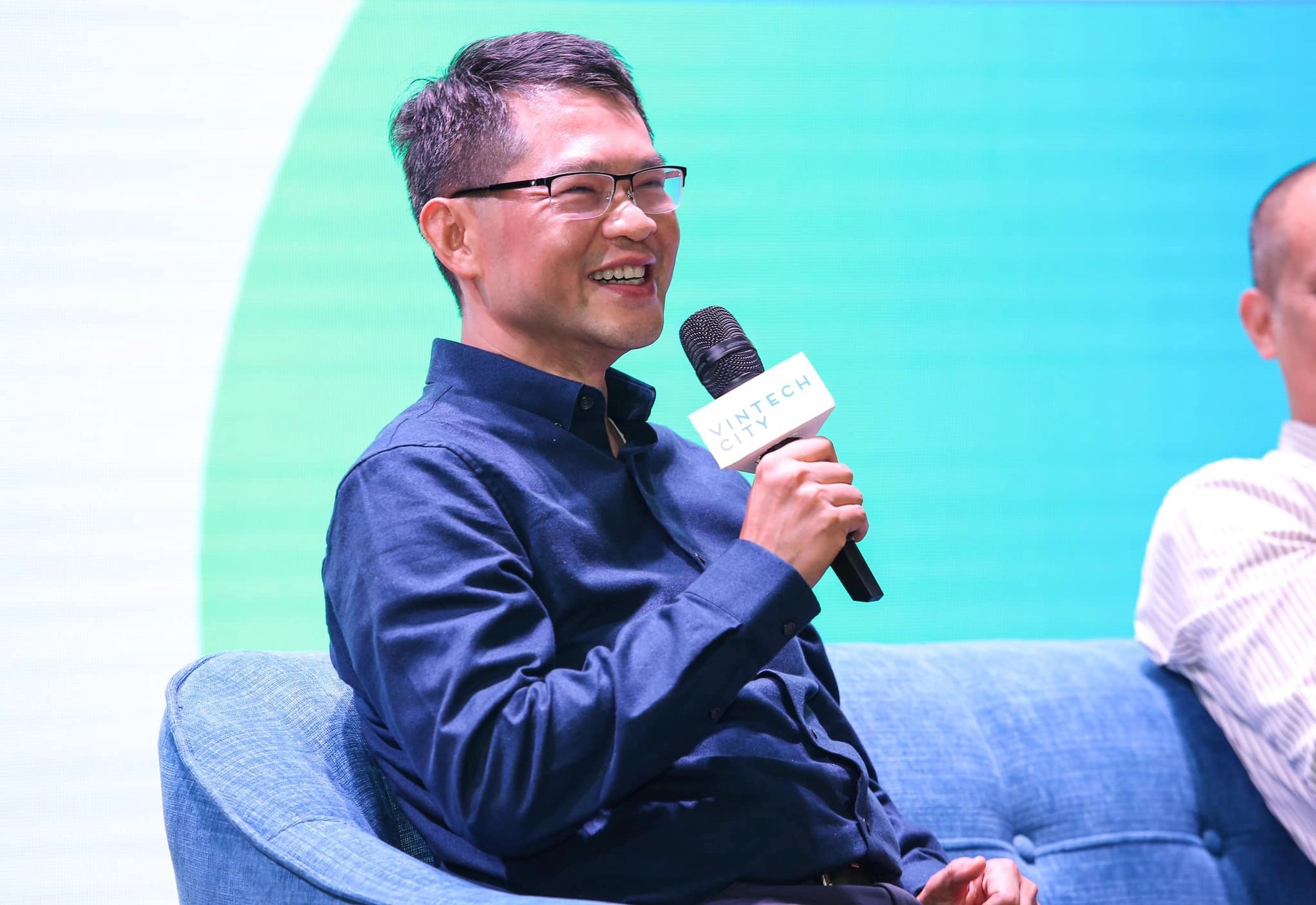 
Theo ông Hùng, việc hợp tác với Microsoft cũng giống như hổ thêm cánh, có nghĩa là VinBrain sẽ có thể đứng trên vai của người khổng lồ để có thể mang được công nghệ của người Việt triển khai một cách rộng rãi ở trên toàn cầu
