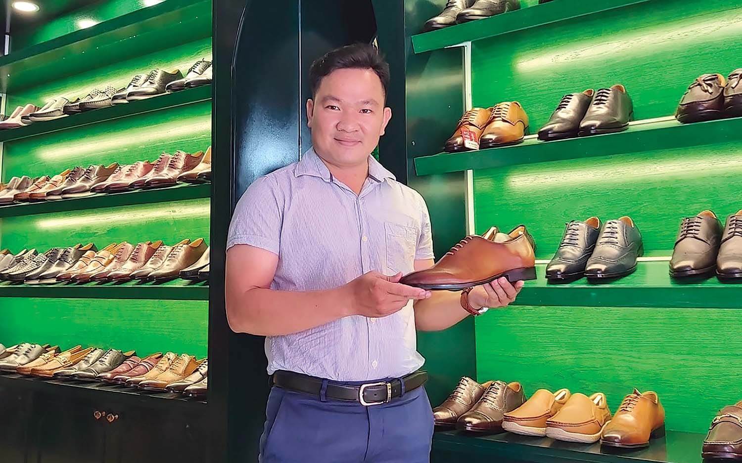 
Thời điểm hiện tại, Hoang đang là chủ thương hiệu giày Banuli, sở hữu xưởng sản xuất cùng với chuỗi cửa hàng đại lý độc quyền tại TPHCM cùng một số tỉnh lân cận. Ảnh: Báo Đầu Tư
