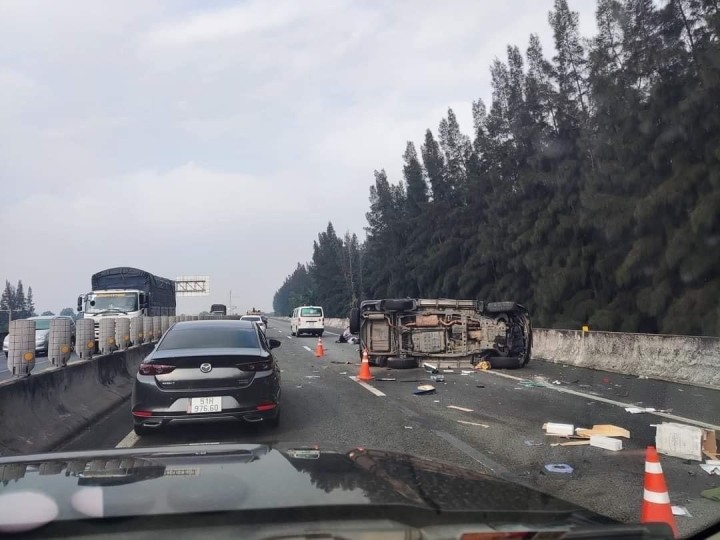 
Theo thông tin ban đầu, vụ tai nạn nghiêm trọng xảy ra vào khoảng 7h30 ngày 29/3 trên cao tốc TP.HCM - Trung Lương, đoạn qua huyện Bến Lức, tỉnh Long An
