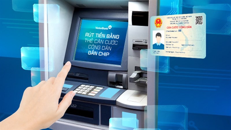
Trước đây, nếu muốn rút tiền tại cây ATM người dân sẽ phải mang theo rất nhiều loại thẻ thì bây giờ, mọi người chỉ cần mang duy nhất một chiếc thẻ CCCD gắn chip điện tử là có thể thực hiện các giao dịch ngân hàng
