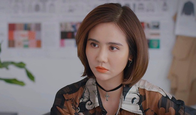 
Thời điểm hiện tại, Phan Minh Huyền đang thủ vai Vân Trang - nữ chính trong bộ phim Việt đang hot có tên “Thương ngày nắng về”
