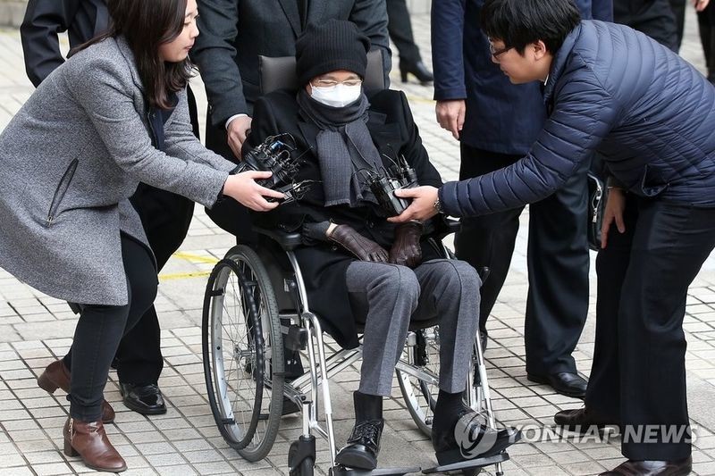 
Ông Lee Jay Hyun - Chủ tịch CJ Group được biết đến là người bị chứng teo cơ Mác nghiêm trọng nhất trong gia tộc Samsung

