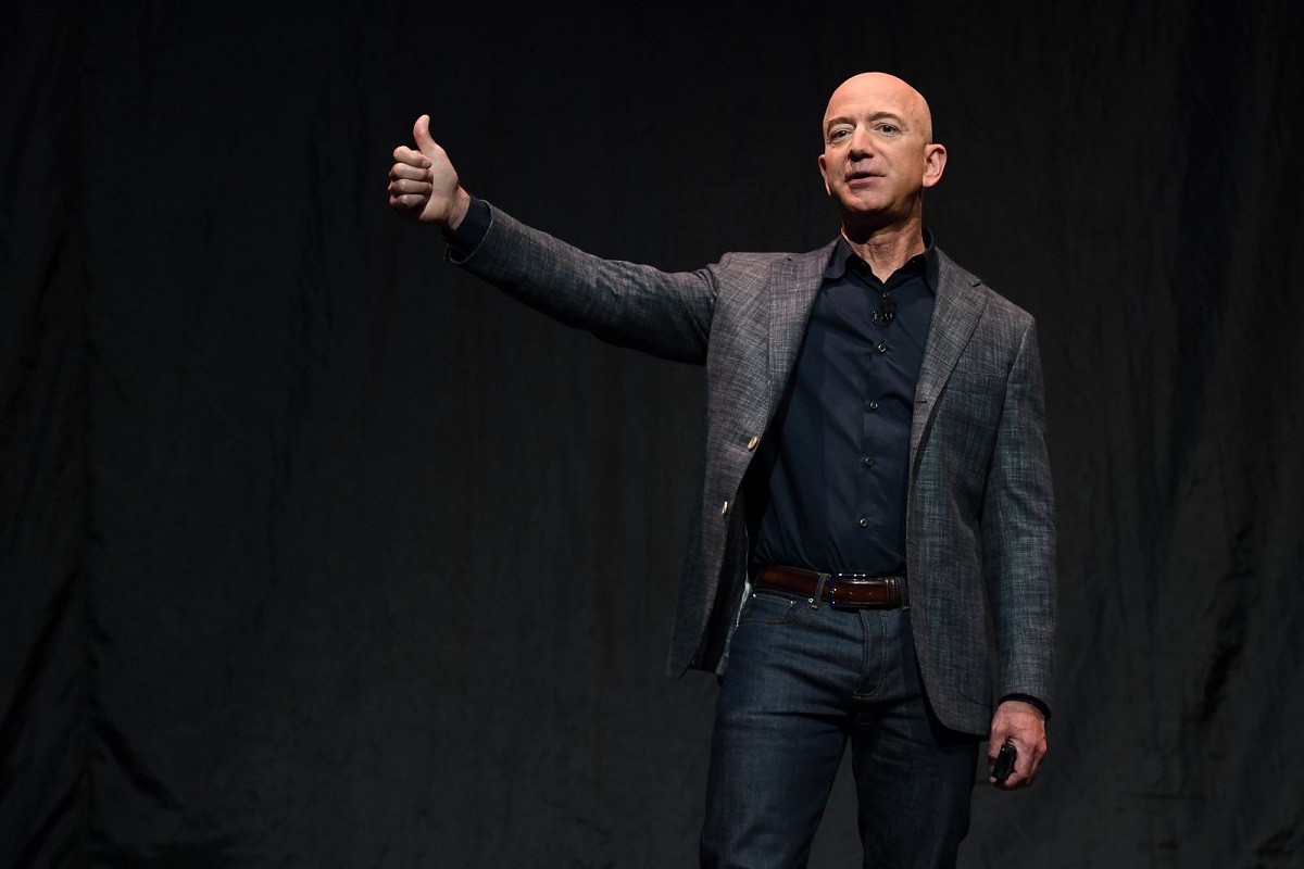 

Việc quen biết, trao đổi và học hỏi từ những bộ óc có ảnh hưởng nhất trên thế giới đã giúp Jeff Bezos đúc rút được một điều rằng, những người thường làm đúng là những người biết lắng nghe và thường xuyên thay đổi suy nghĩ của bản thân
