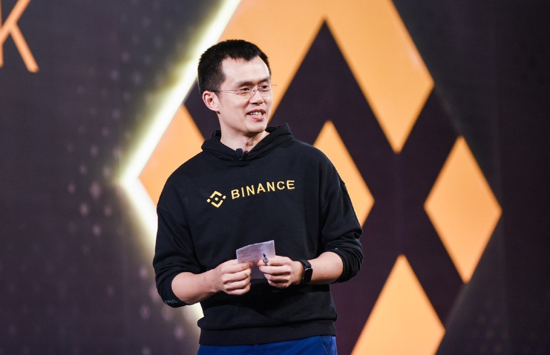 
Người đàn ông tên Changpeng Zhao lần đầu tiên tiếp xúc với Bitcoin vào năm 2013, anh đã gia nhập vào Blockchain.info (thường được gọi với cái tên Blockchain) - nơi mà anh làm việc cùng với Roger Vẻ và Ben Reeves
