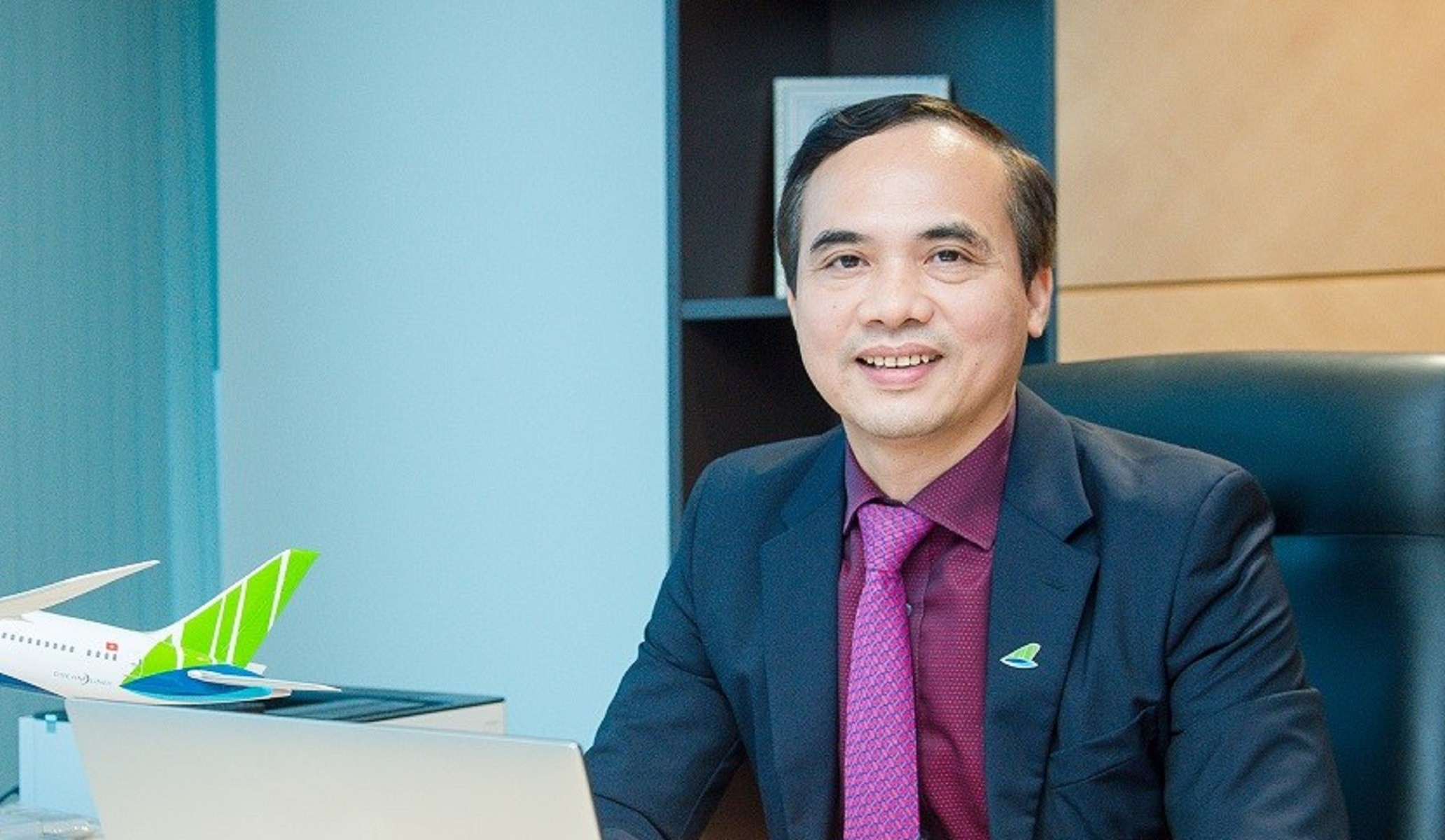 
Tân CEO mới của Công ty cổ phần Hàng không Tre Việt (Bamboo Airways) là ông Nguyễn Mạnh Quân - tiến sĩ kinh tế của trường Đại học Giao thông vận tải đồng thời ông cũng tốt nghiệp cao cấp lý luận chính trị của Học viện Chính trị - Hành chính quốc gia TP. Hồ Chí Minh
