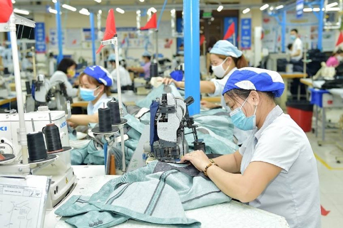 
6 tháng đầu năm 2022 kim ngạch xuất khẩu dệt may ước đạt khoảng 22,3 tỷ USD, so với cùng kỳ năm 2021 tăng 17,7%
