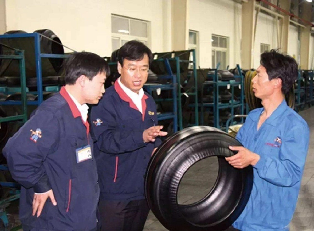 
Trong ngành sản xuất săm lốp Trung Quốc có một cái tên nổi tiếng là Ling Long Group. Thành công của công ty này cũng không thể thiếu đi sự cống hiến của Vương Hy Thành
