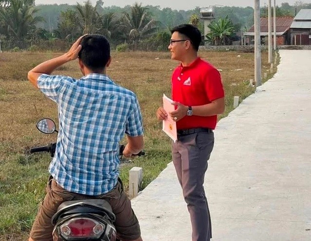 Môi giới dở khóc dở cười khi chuẩn bị chốt giao dịch với khách thì bị hàng xóm “phá”