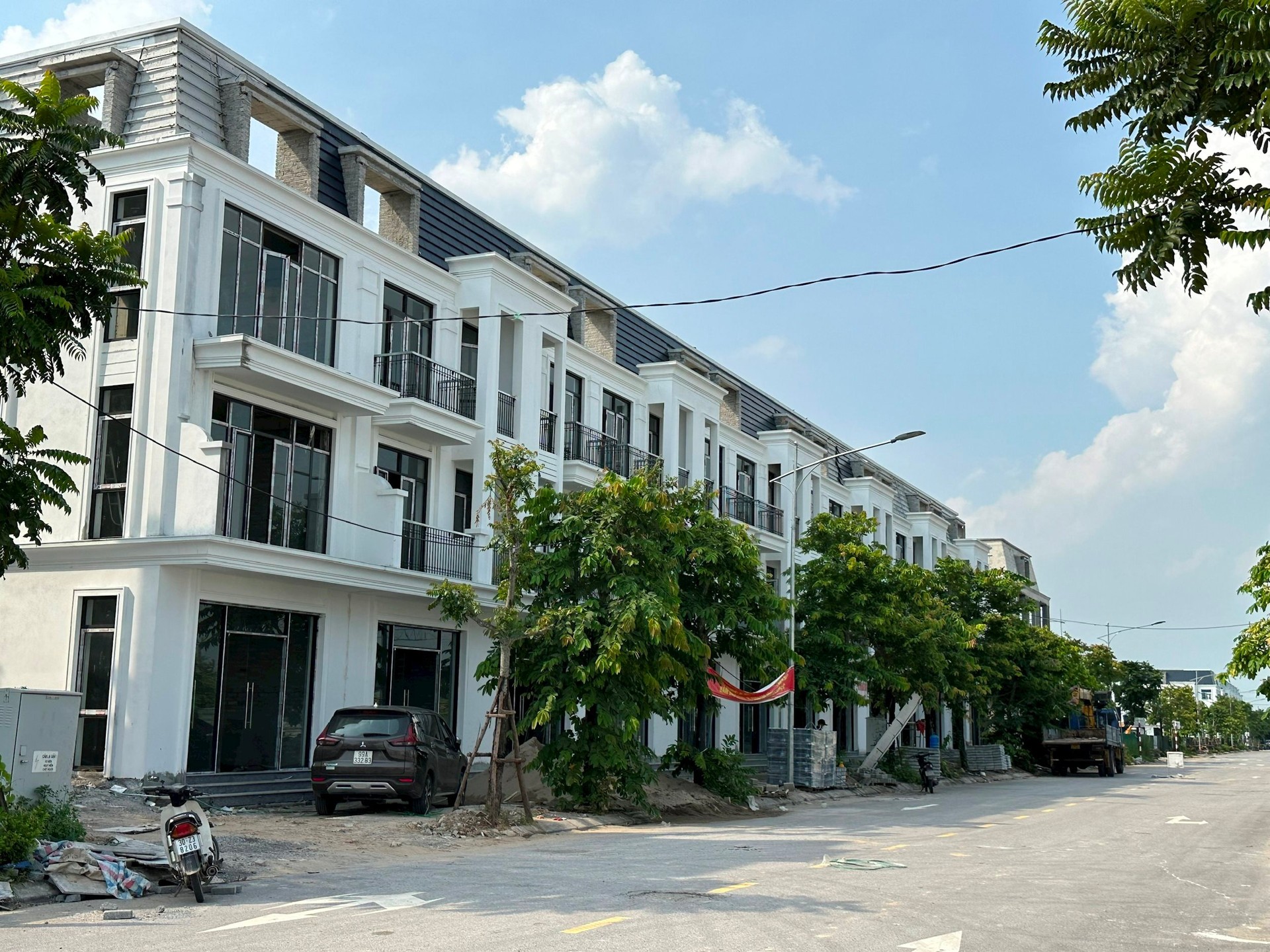 
Trong tháng Ngâu, thông tin rao bán cắt lỗ bất động sản là biệt thự, liền kề có giá hàng chục tỷ đồng đến hàng trăm tỷ đồng xuất hiện dày đặc ở trên các kênh mua bán đất trong thời gian gần đây
