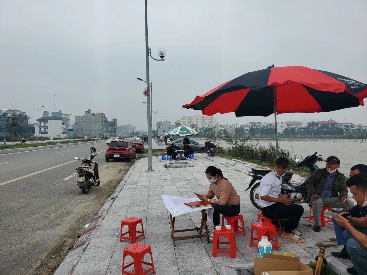 Khi thị trường nóng, từ xe ôm đến người bán nước đều tham gia làm môi giới
