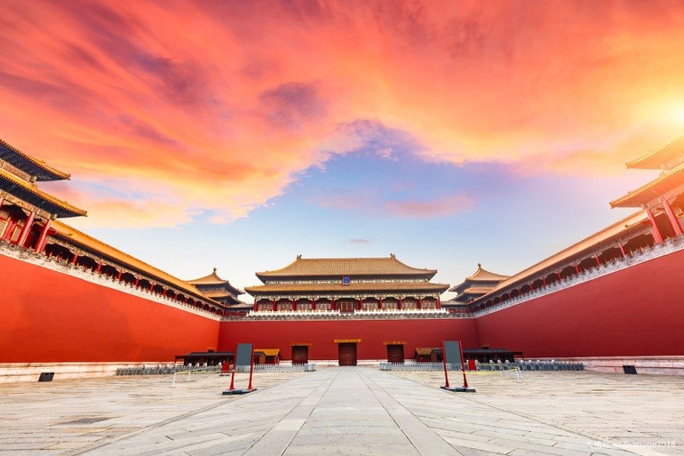 
Ngoài ra, khi bước vào tử cổng Thiên An Môn, không gian rộng lớn bao la không một bóng cây xanh sẽ tạo ra bầu không khí uy nghiêm. Ảnh: minh họa
