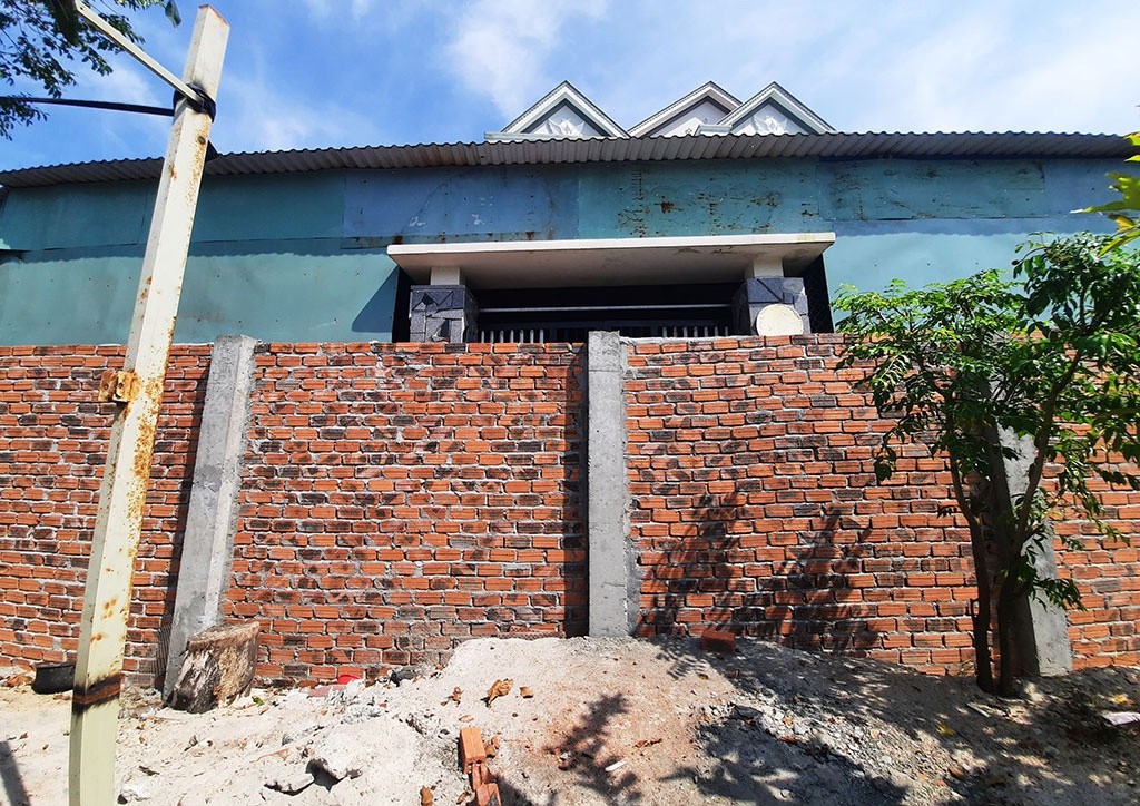 
Bức tường cao hơn 2m, dài khoảng 13m xây chắn ngay trước cổng ra vào của ngôi nhà anh Trương Văn Vũ (35 tuổi, thôn Tất Viên, xã Bình Phục, huyện Thăng Bình, tỉnh Quảng Nam)
