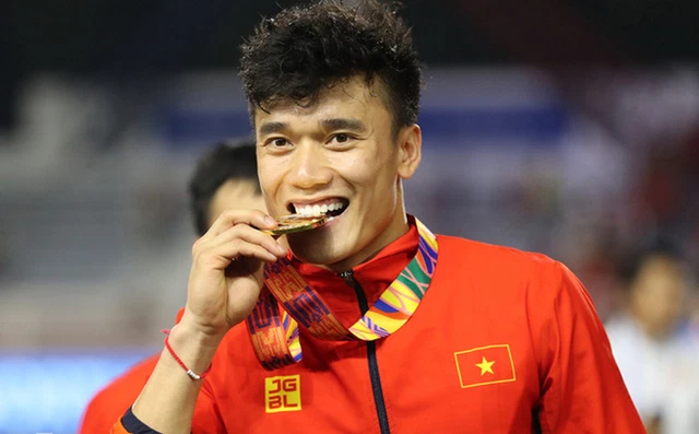 
Thành công vang dội tại giải Vô địch U23 châu Á tại Thường Châu (Trung Quốc) cùng với chiếc cúp vô địch AFF 2018 đã đưa hàng loạt tên tuổi trong đội tuyển bóng đá Việt Nam thành “siêu sai”, trong đó có cái tên Bùi Tiến Dũng
