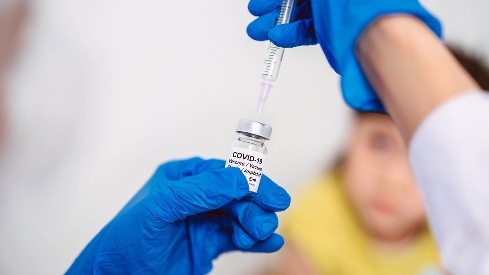 
Với những trẻ đang có vấn đề về đường hô hấp hoặc nghi ngờ mắc Covid-19 thì không đưa trẻ đi tiêm vaccine. Ảnh: minh họa
