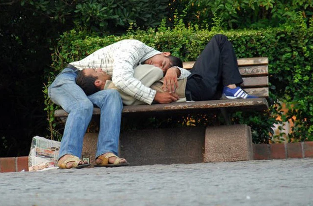 
Có người đang ngồi ghế đá ngoài đường, mải mê tán gẫu với bạn bè thì chìm vào giấc ngủ say
