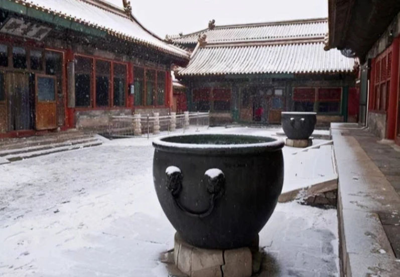 
Nhờ 2 phương pháp của người xưa mà những chiếc lu nước trong Tử Cấm Thành không bao giờ đóng băng dù mùa đông ở Bắc Kinh rất lạnh
