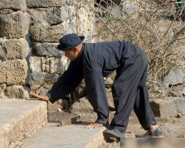 
Nhiều người khẳng định rằng, hiện tượng bò thay vì đi bằng hai chân của người dân nơi đây là hệ quả của hôn nhân cận huyết
