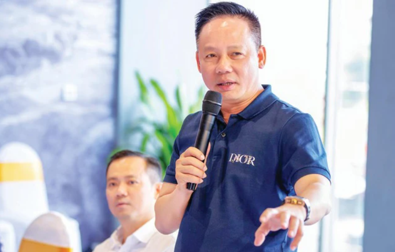 
Không chỉ đảm nhiệm vị trí tân Chủ tịch HĐQT Công ty Cổ phần dịch vụ Golf Việt Nam, ông Bùi Đức Long còn là Chủ tịch Công ty Cổ phần Tập đoàn tài chính T99 và Quỹ đầu tư mạo hiểm Risemount Capital
