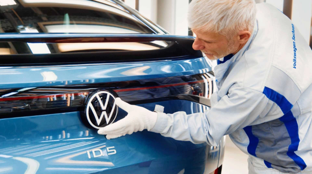 
Volkswagen cùng với nhiều nhà sản xuất ô tô khác của châu Âu có nguy cơ tụt hậu so với những đối thủ cạnh tranh trong lĩnh vực sản xuất ô tô điện bởi giá năng lượng đang ngày càng tăng cao. Ảnh minh họa
