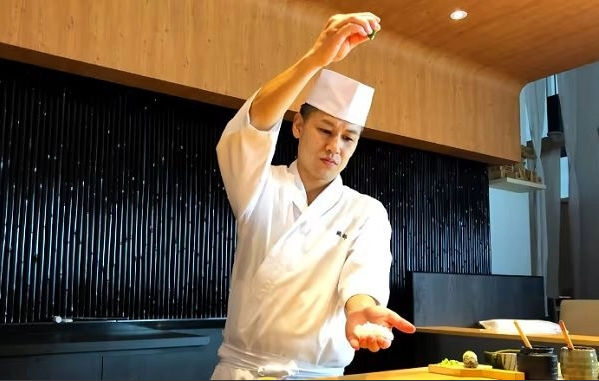 
Từ năm ngoái, Học viện Sushi Tokyo đã ghi nhận số lượng tuyển dụng phục hồi dần, chủ yếu đến từ châu Âu

